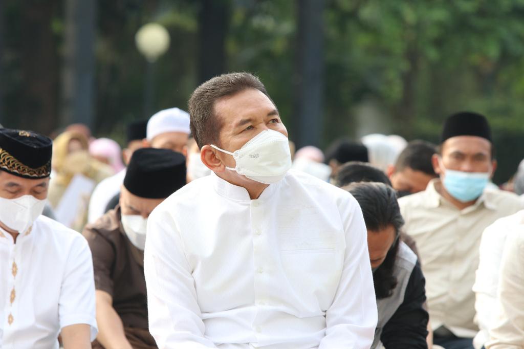Jaksa Agung dan Jajaran Sholat Idul Fitri di Lapangan Kantor Kejagung
