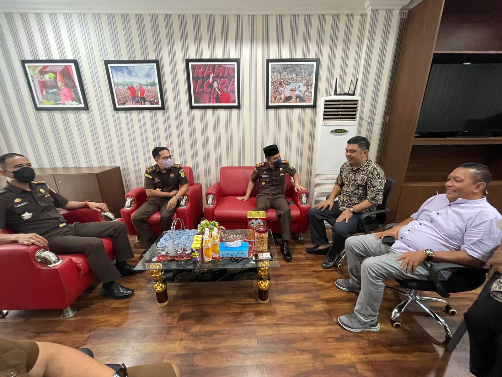 Didampingi Para Kasi, Kajari Elwin Bertemu Ketua DPRD Kotamobagu