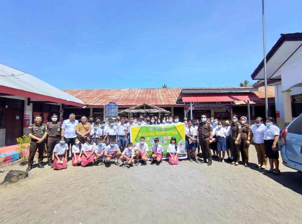 Sambangi SD Inpres 7/83 dan SMPN SATAP 18 Kejari Bitung Beri Edukasi ke Siswa Via Program JMS