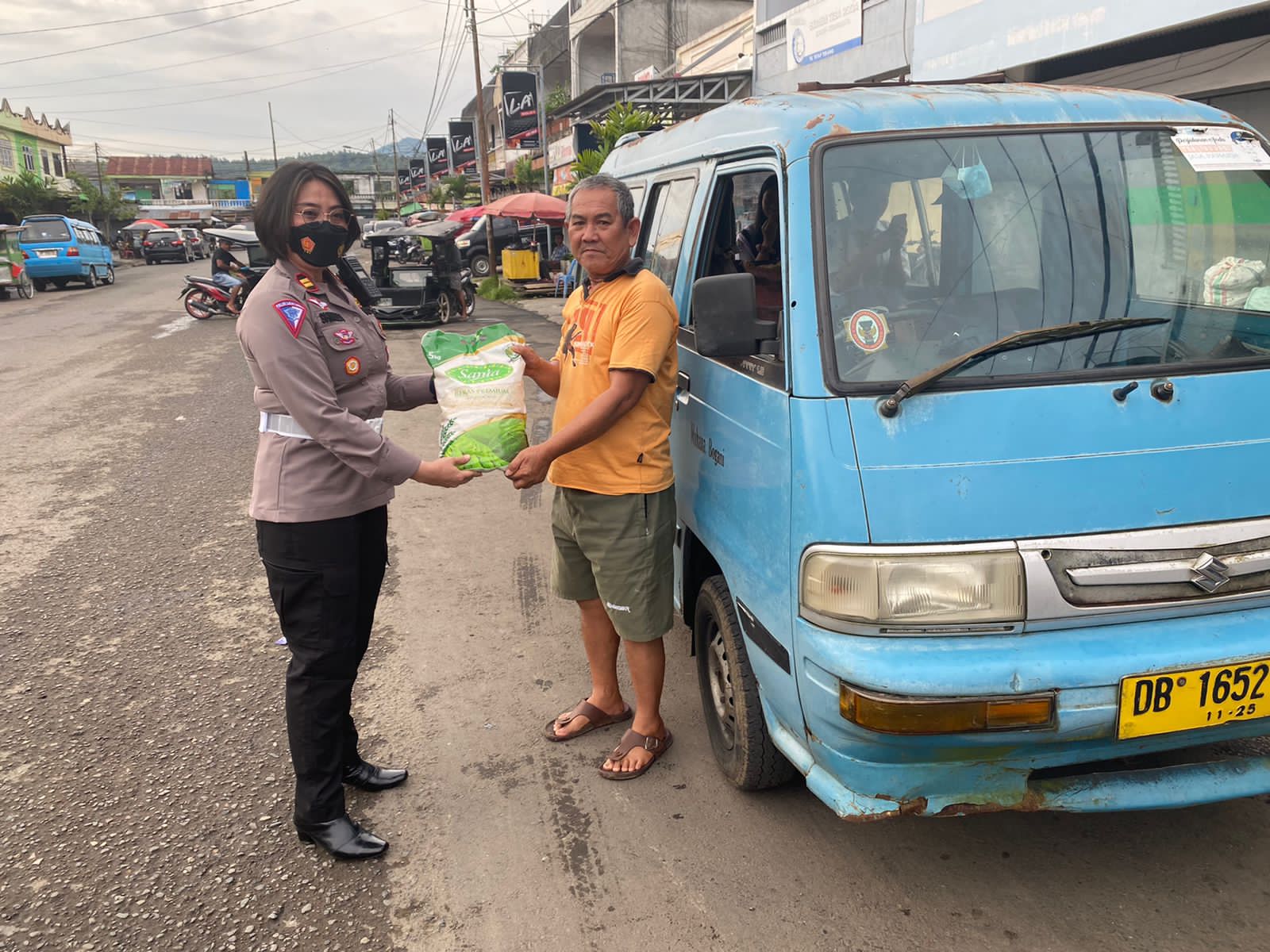 Sambut HUT Satlantas ke-67, Kasatlantas Iptu Shirley Bagikan Sembako ke Sopir Angkot dan Bentor