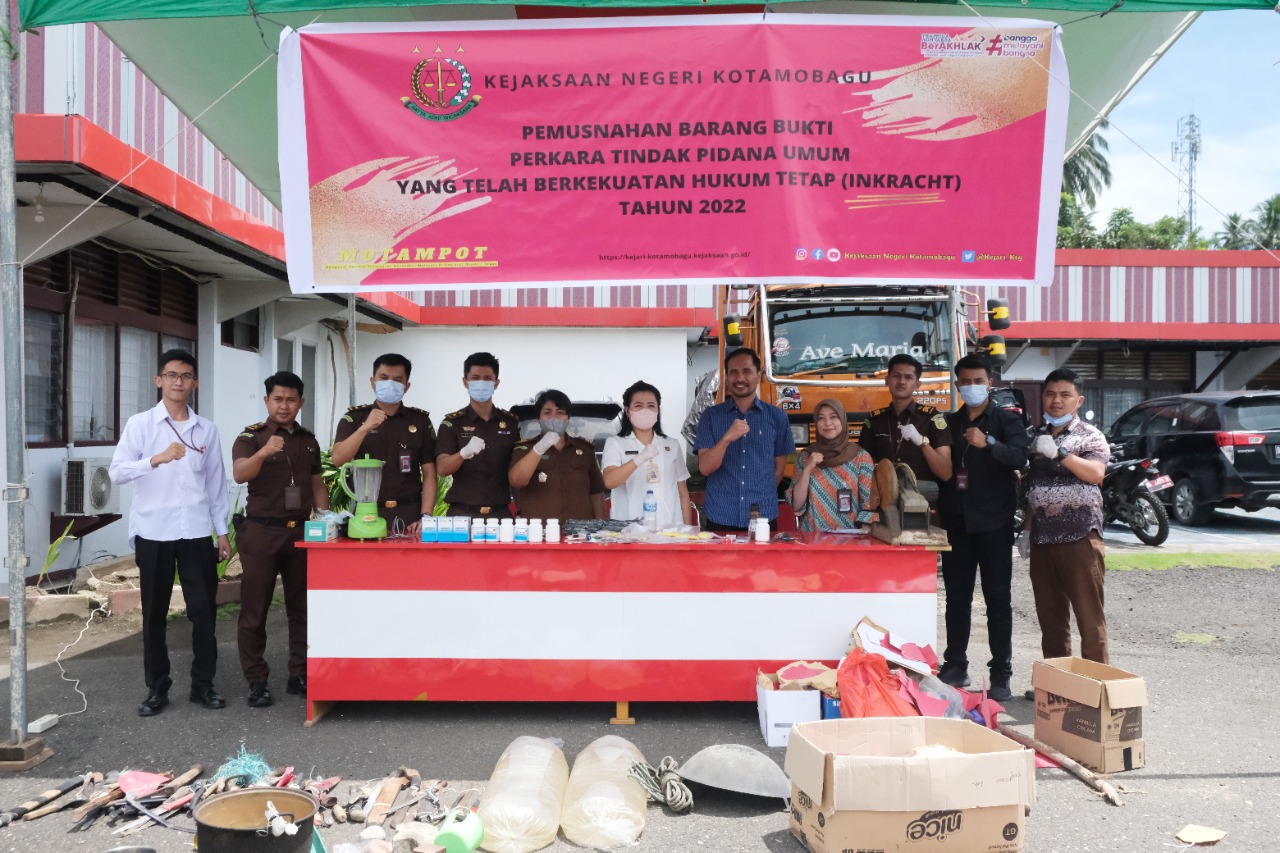 Kejari Kotamobagu Gelar Pemusnahan Barang Bukti