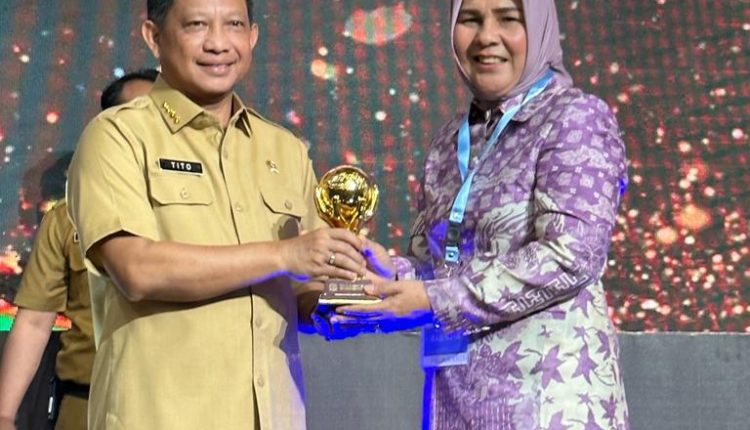 Wali Kota Tatong Bara Terima UHC Award yang Diserahkan Mendagri Tito Karnavian