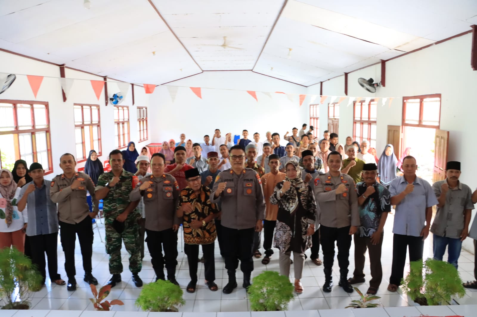 Jumat Curhat Polres Kotamobagu di Desa Tanoyan Utara