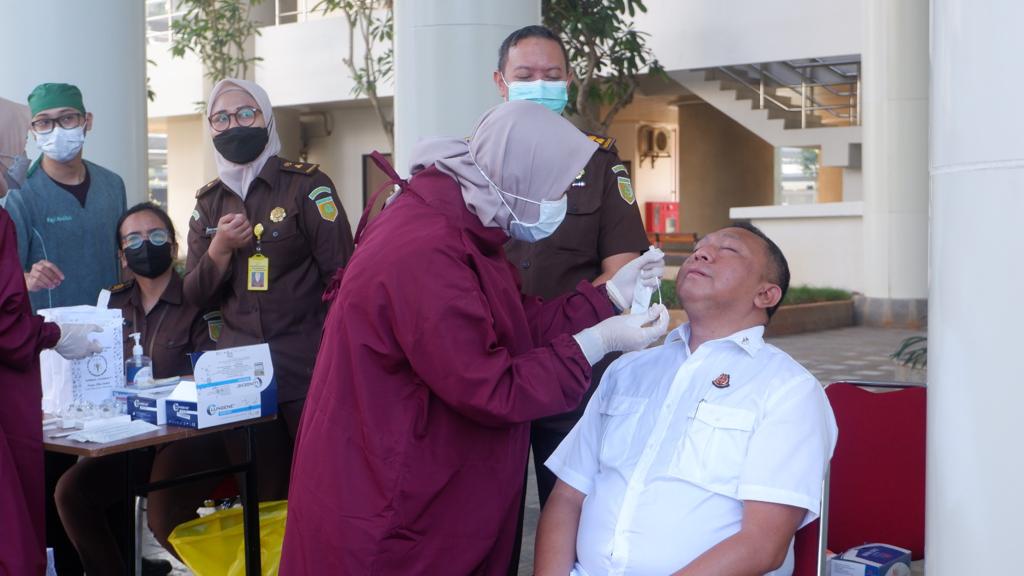 Cegah Penyebaran Subvarian Baru Covid-19 Seluruh Pegawai Kejagung Jalani Swab Antigen