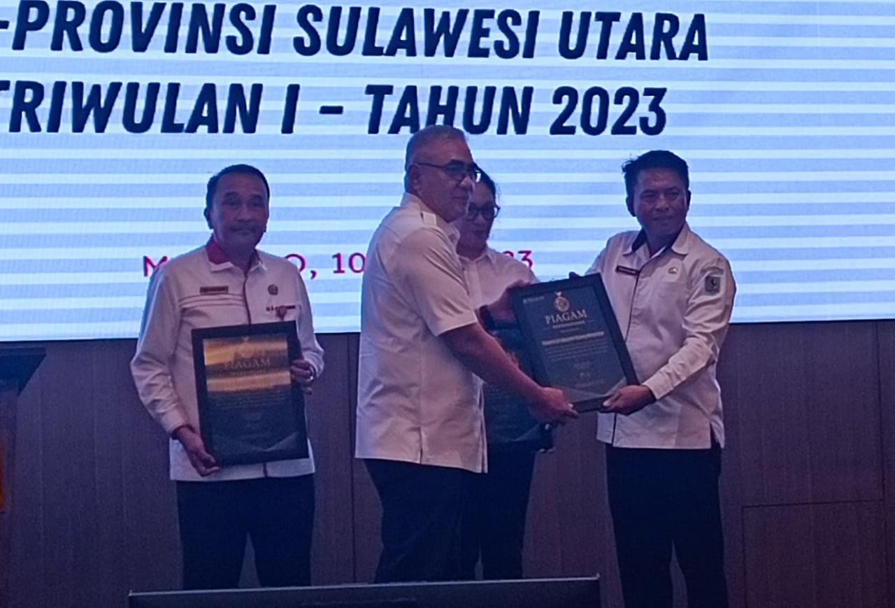 Sekda Tahlis Terima Penghargaan Terbaik ketiga se-Sulut 