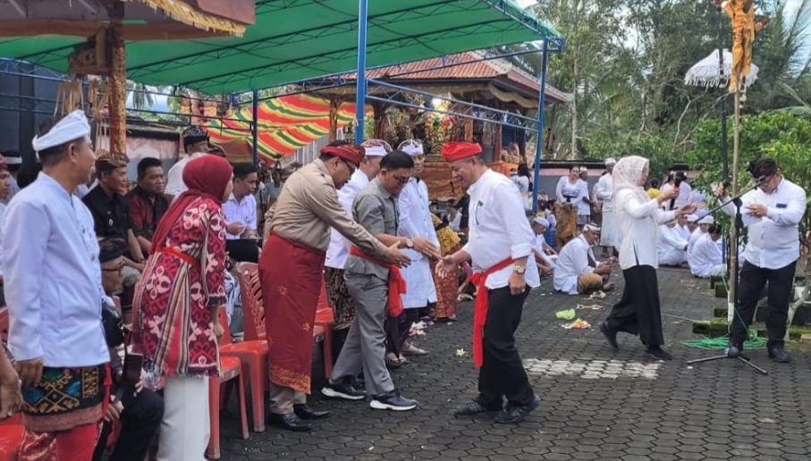 Bupati Limi Hadiri Perayaan Galungan di Werdhi Agung