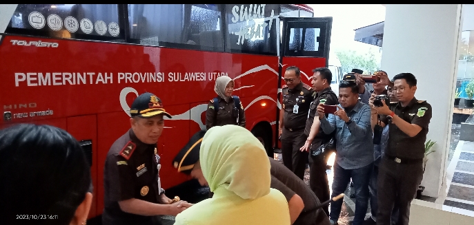 Kajari Elwin dan Ketua IAD Kotamobagu Ny Venny Agustian Khahar Sambut Kedatangan Kajati Sulut