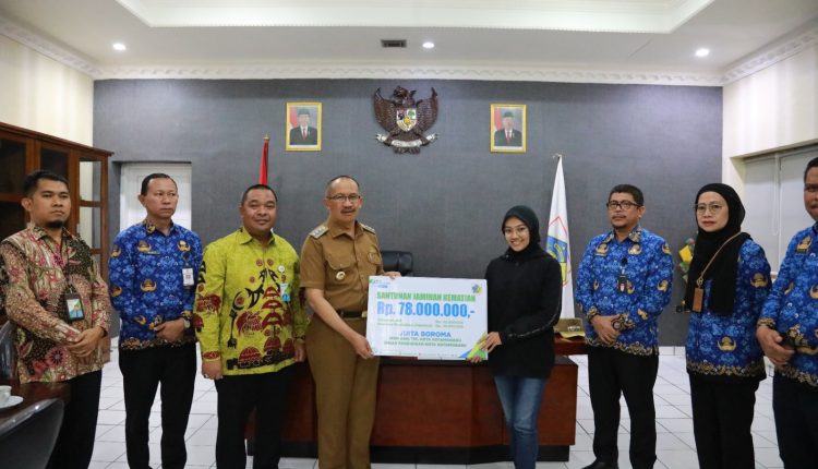 Asripan Nani Serahkan Santunan BPJS Ketenagakerjaan ke Ahli Waris Non ASN 