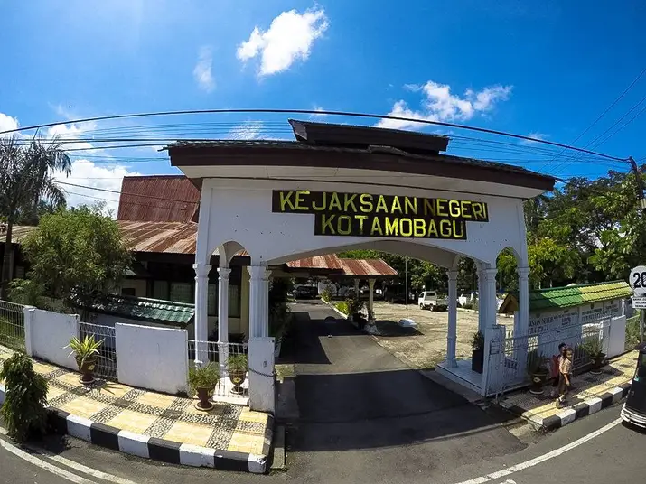 Polisi Serahkan Tersangka Kasus Fidusia ke Kejari Kotamobagu