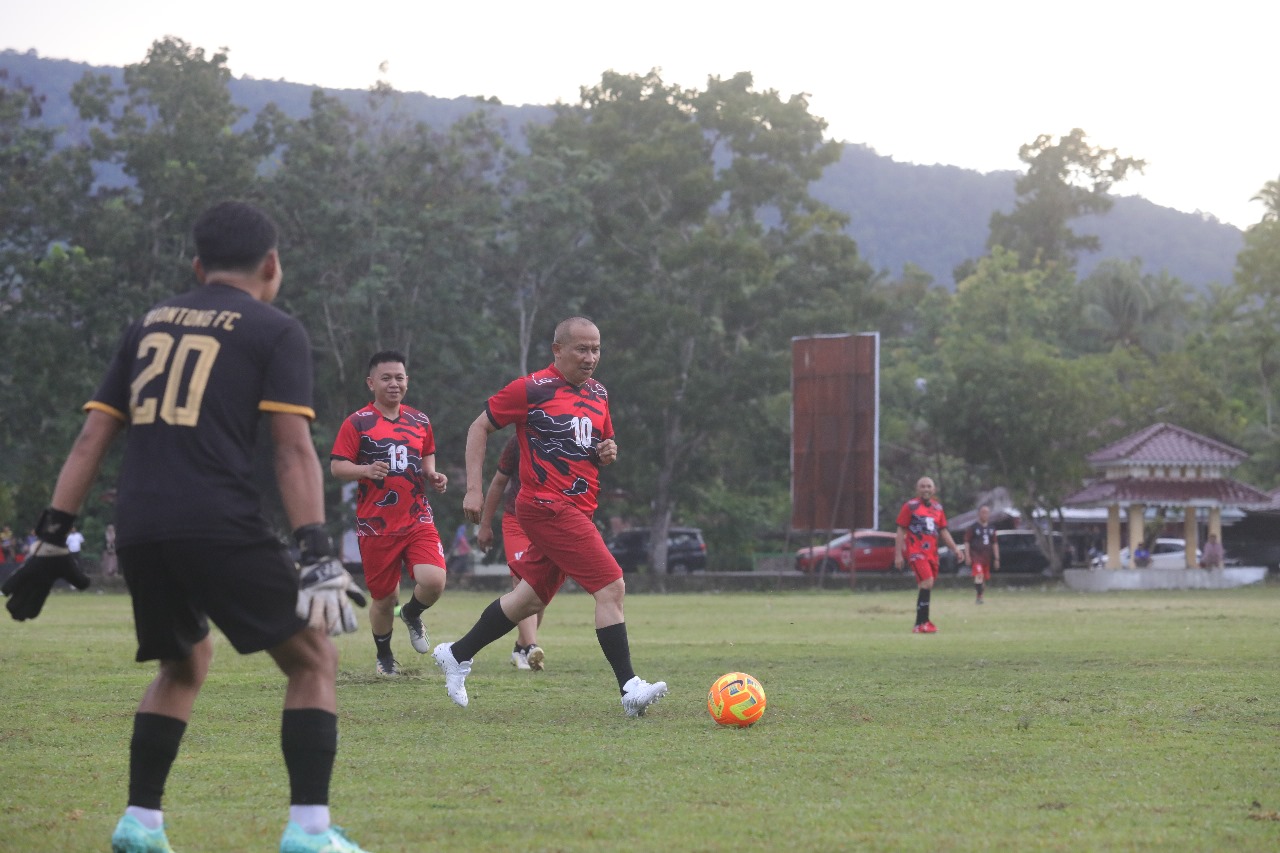 Laga Persahabatan Pemkot Kotamobagu vs Pemkab Bolmut Berakhir Remis, Pj Asripan Nani Cetak 1 Gol
