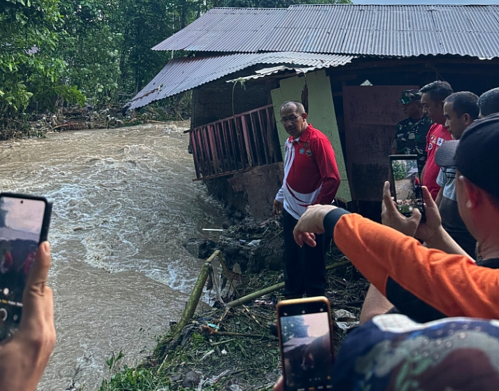 Pj Wali kota Asripan Nani bersama Sejumlah Pejabat Pemkot Pantau Lokasi Banjir di Kelurahan Gogagoman 