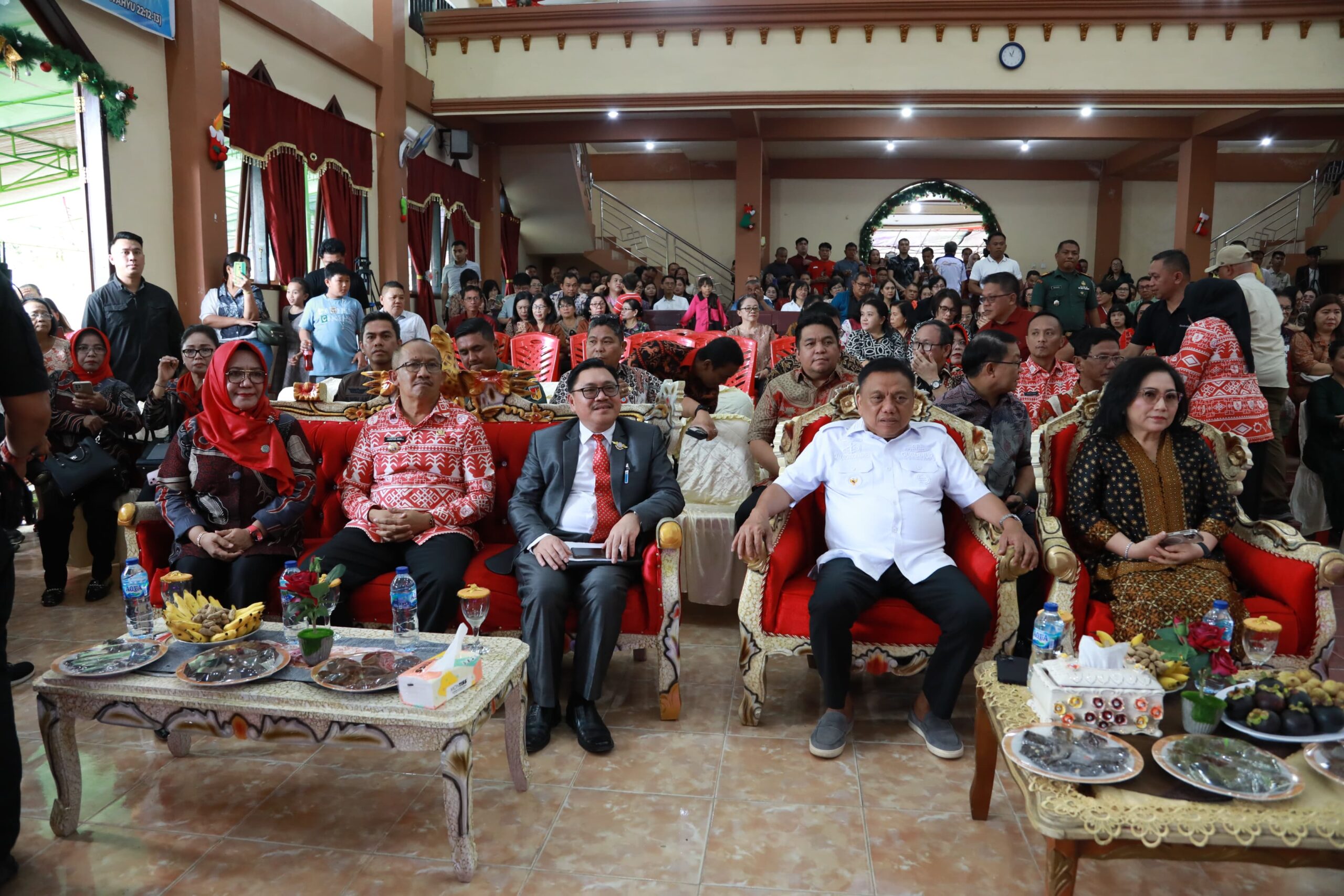 Hadiri Ibadah Syukur Natal 2023-Tahun Baru 2024 Sinode GMIBM, PJ Wali kota Asripan Nani Dampingi Gubernur Olly 