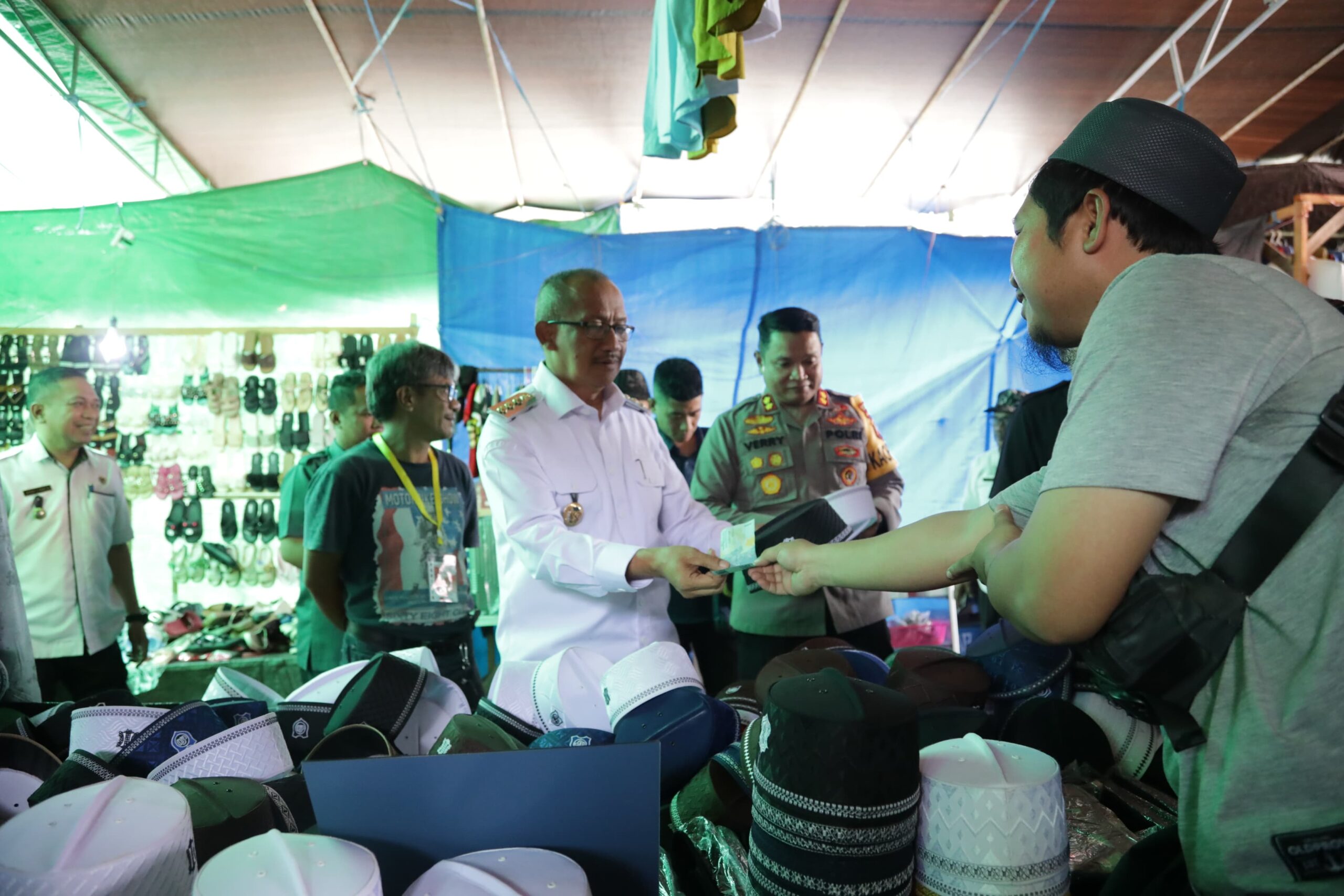 Belanja di Pasar Senggol Gogagoman, Asripan Nani Puji Kualitas Barang Milik pedagang