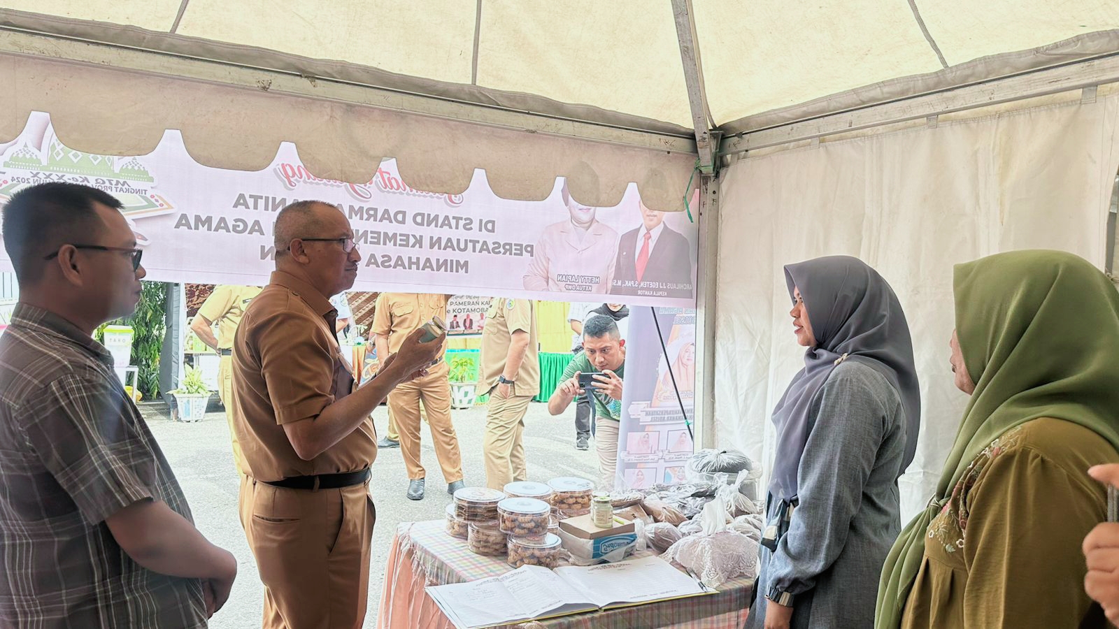 Asripan Nani Tinjau Stand Pameran UMKM