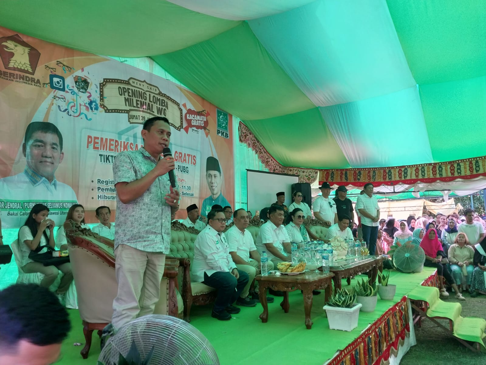 Disambut Ribuan Warga, Asisten Khusus Prabowo Subianto Mayjen TNI (Purn) Yulius Selvanus Komaling datangi Kediaman Dokter Weny Gaib