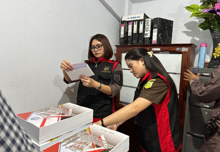Penggeledahan di kantor Sekretariat DPRD dan BKAD Kejari Bitung Sita Dokumen dan Data 