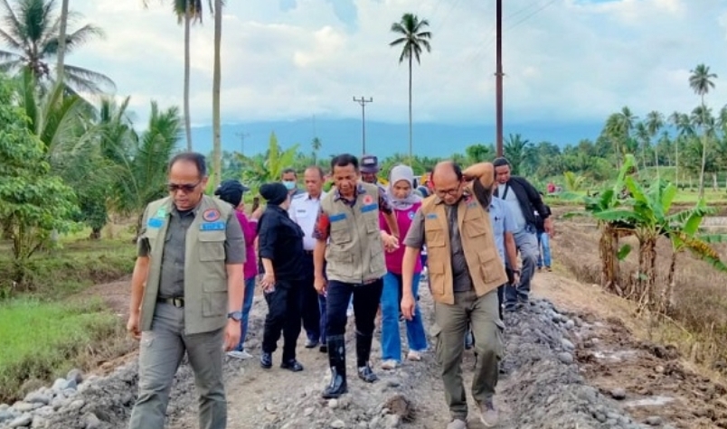 Pj Bupati Jusnan Mokoginta Dampingi BNPB Kunjungi Lokasi Banjir