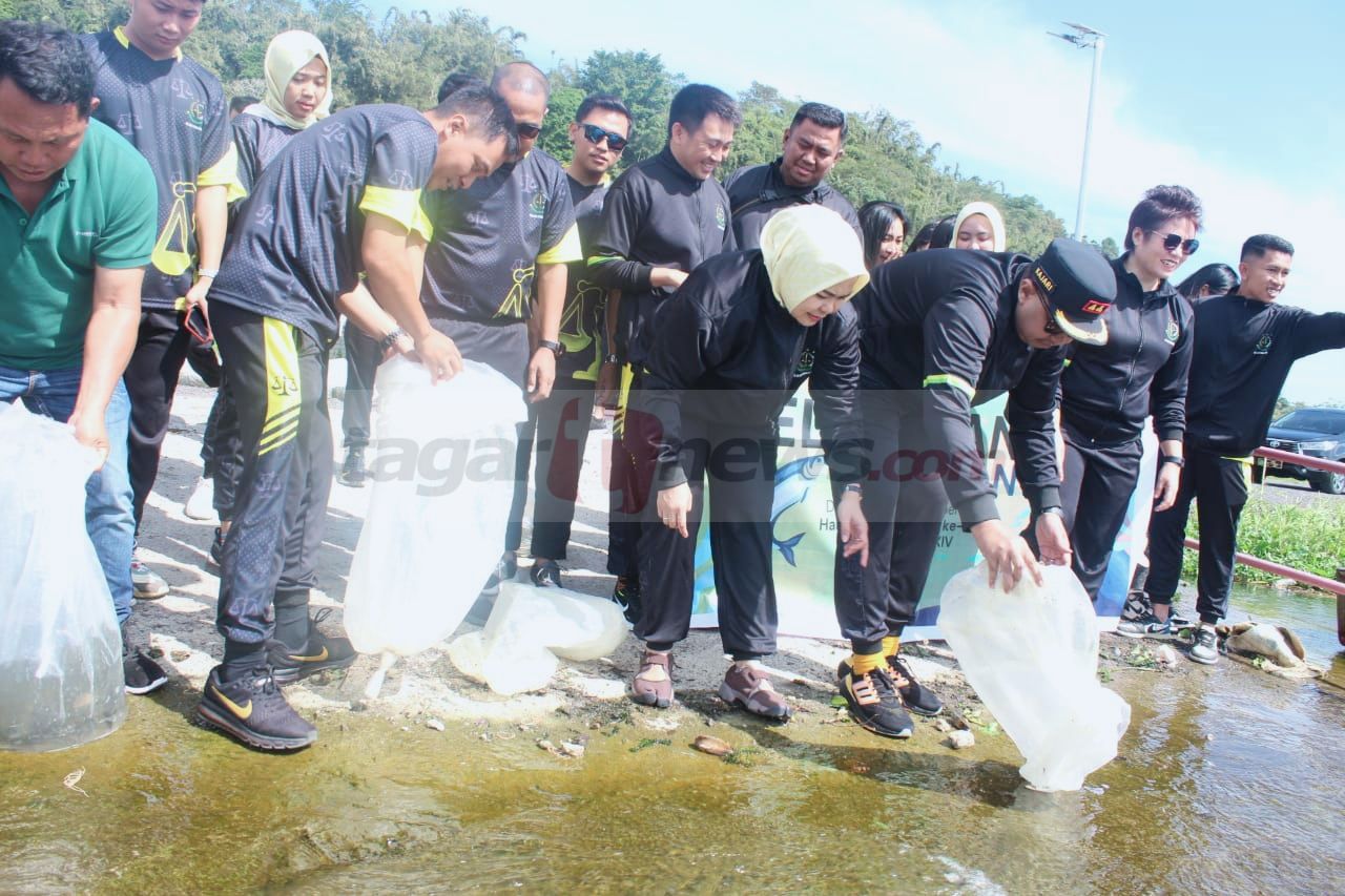 Sambut HBA ke 64 dan HUT IAD ke 24 Kajari Minahasa dan Jajaran Lepas 10 Ribu Bibit Ikan Nila di Danau Tondano
