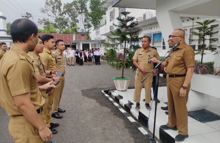Pimpin Apel Pagi Pj. Wali Kota Kotamobagu Asripan Nani Sidak Aplikasi Judi Online di Handphone ASN