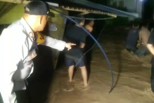 Polsek Lolayan Bantu Evakuasi Warga Terdampak Banjir Desa Tapaaog
