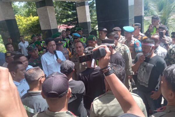 Aksi Aliansi Masyarakat Tobayagan di Respon Langsung Bupati Iskandar Kamaru