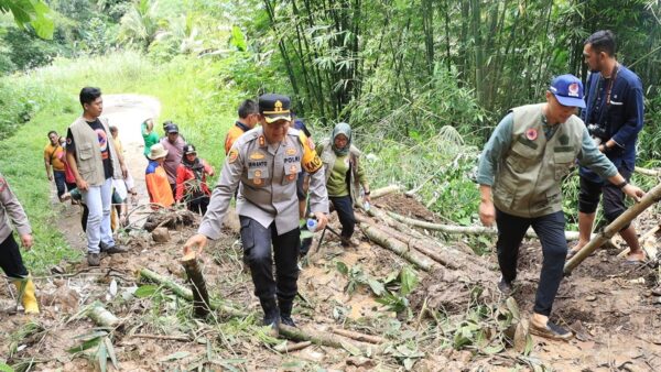 Kapolres AKBP Irwanto tinjau sejumlah titik terdampak banjir dan longsor di Kotamobagu 