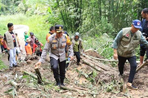 Kapolres AKBP Irwanto tinjau sejumlah titik terdampak banjir dan longsor di Kotamobagu 