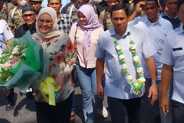 Ribuan Warga Jemput Walikota Dokter Weny Gaib bersama Ketua TP PKK Kotamobagu Ny Rinda Mokoginta