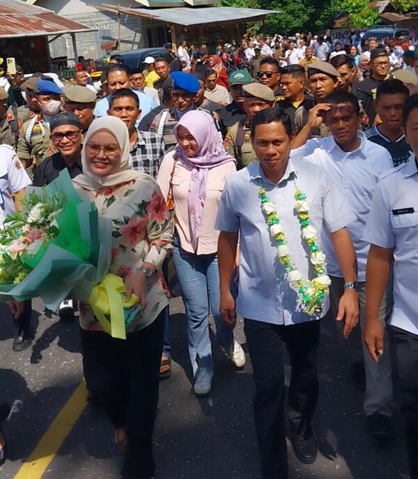 Ribuan Warga Jemput Walikota Dokter Weny Gaib bersama Ketua TP PKK Kotamobagu Ny Rinda Mokoginta
