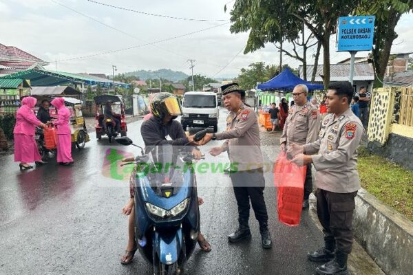 Giat Polsek Kotamobagu Bagi-bagi Takjil ke Pengendara dan Warga 