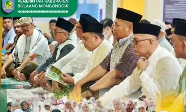 Bupati Yusra Alhabsyi bersama Ketua TP PKK Bolmong Salat Idul Fitri di Lolak
