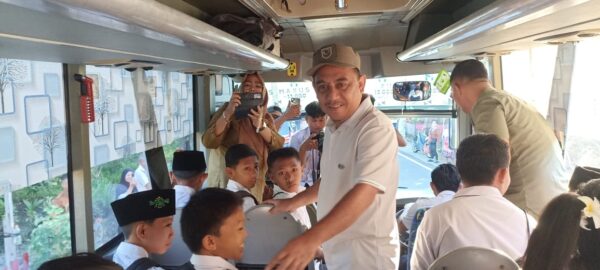 Bupati Yusra Alhabsyi Pantau Langsung Layanan BUS Sekolah Gratis