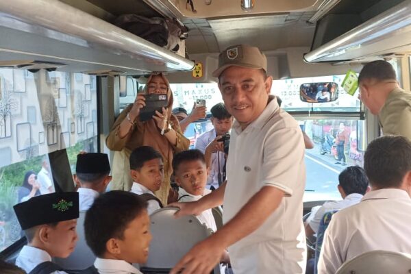 Bupati Yusra Alhabsyi Pantau Langsung Layanan BUS Sekolah Gratis