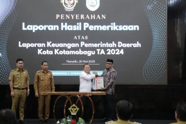 Ketua DPRD Adrianus Mokoginta bersama Wali Kota Kotamobagu terima LHP BPK RI
