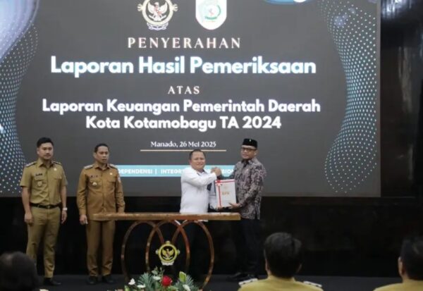 Ketua DPRD Adrianus Mokoginta bersama Wali Kota Kotamobagu terima LHP BPK RI