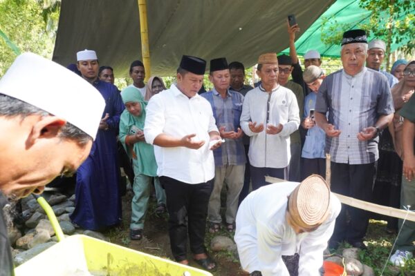 Letakkan Batu Pertama Pembangunan Pondok Pesantren Al-Fatah Hizbullah, Ini Pesan Wabup Deddy