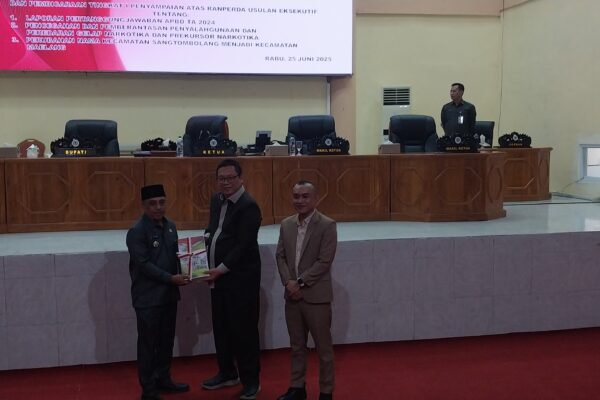DPRD Bolmong gelar Paripurna dalam Rangka Pembicaraan Tingkat I Penyampaian 2 Ranperda Inisiatif DPRD dan 3 Ranperda usulan Eksekutif