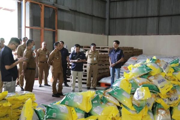 Pastikan Ketersediaan Pangan, Wali Kota Weny Gaib Kunjungi Gudang Bulog