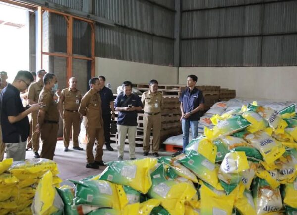 Pastikan Ketersediaan Pangan, Wali Kota Weny Gaib Kunjungi Gudang Bulog