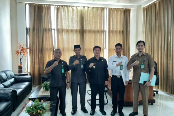 Wakil Bupati Dony Lumenta Serahkan SK Plt Kabag Hukum