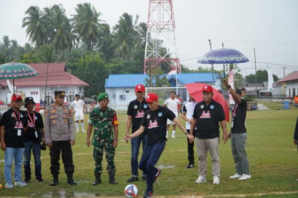 Buka Turnamen Sepakbola Bupati Cup IV, Iskandar Kamaru : Ini Ajang Silaturahmi dan Pembinaan Sepakbola Bolsel