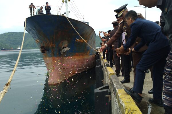 Bupati Yusra Alhabsyi Pimpin Upacara Hari Pahlawan hingga Pelarungan Bunga 