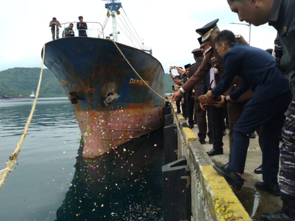 Bupati Yusra Alhabsyi Pimpin Upacara Hari Pahlawan hingga Pelarungan Bunga 