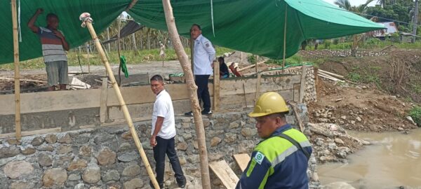 Bupati Yusra Alhabsyi tinjau Pekerjaan Pengaspalan Jalan 