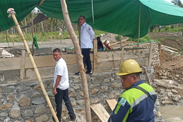 Bupati Yusra Alhabsyi tinjau Pekerjaan Pengaspalan Jalan 