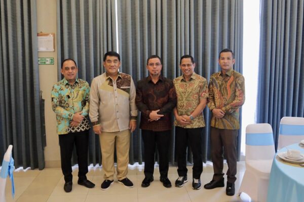 Bupati Yusra Alhabsyi Safari Natal ke Gubernur Yulius Selvanus