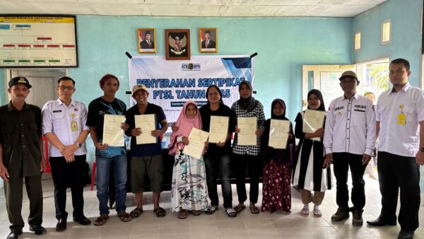 Kantah Sigi Serahkan 309 Sertipikat PTSL 2025 di Tiga Desa