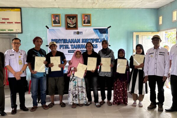 Kantah Sigi Serahkan 309 Sertipikat PTSL 2025 di Tiga Desa