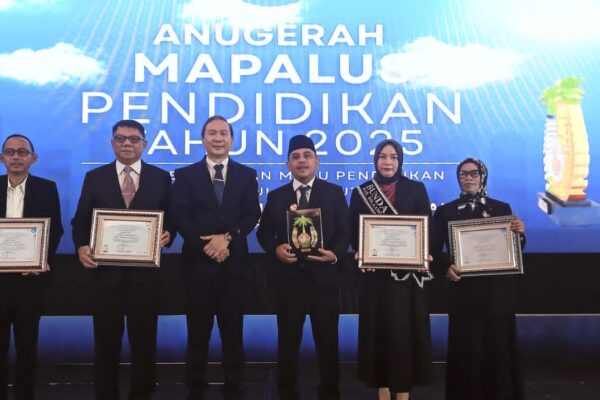 Bupati Yusra Alhabsyi terima Anugerah Mapalus Pendidikan