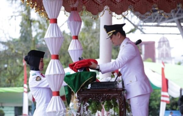 Wakil Wali Kota Rendy Mangkat Pimpin Upacara Penurunan Bendera Merah Putih